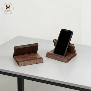 Può includere: Un cartello in legno rustico con la scritta "Welcome to our porch" in lettere bianche. Il cartello presenta una finitura invecchiata e un design semplice e accogliente, perfetto per l'arredamento esterno.