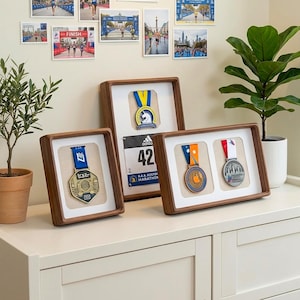 Medaljdisplayram i massiv valnöt, väggfäste för skugglåda, hängställ för nålar i teak, sportorganisatör för löparmedaljer