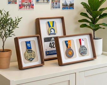 Medaillenrahmen aus massivem Walnussholz, Wandvitrine, Pinhalter aus Teakholz, Sportorganizer für Laufauszeichnungen