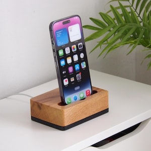 Stazione di ricarica per iPhone e Android, realizzata a mano in legno massello di quercia.