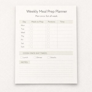 Könnte beinhalten: Ein weißer Wochenplaner für die Essenszubereitung mit dem Text "Weekly Meal Prep Planner" und "Plan once. Eat all week." Der Planer enthält Abschnitte für jeden Wochentag, Mahlzeiten zum Zubereiten, Portionen und Zeit.