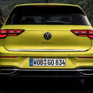 Może przedstawiać: Widok z tyłu żółtego Volkswagena Golfa. Samochód ma czerwone tylne światła, chromowane wykończenia i widoczny napis "GOLF". Tablica rejestracyjna brzmi "WOB GO 834".
