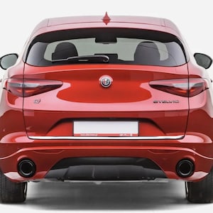 Puede incluir: Vista trasera de un SUV rojo. El vehículo tiene tubos de escape negros, molduras cromadas y un área para la matrícula. El logotipo de Alfa Romeo es visible. Los faros traseros son elegantes y modernos.