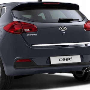 Peut inclure: Vue arrière d'une Kia Cee'd bleu foncé. La voiture présente des feux arrière rouges, une garniture chromée et le logo Kia. Le nom du modèle, "cee'd", est affiché.