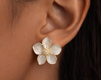 Weiße Blumen Ohrstecker, Gold Blumen Ohrringe, Perlmutt Ohrstecker