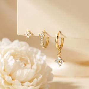 Zestaw złotych kolczyków z motywem kwiatów do wielu przekłuć, delikatne kolczyki z cyrkoniami i kółka, minimalistyczna biżuteria warstwowa na prezent dla niej