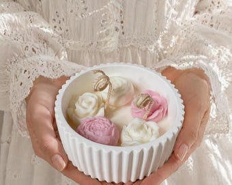 Vela de soja artesanal con flores de cera en la parte superior / Vela con mecha de algodón / Regalo botánico en tarro de cerámica