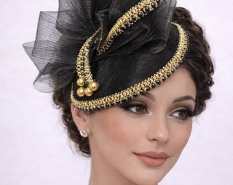 Sombrero tocado llamativo en negro y dorado