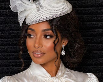 Eleganter weißer Strass Fascinator Hut für die Kirche und besondere Anlässe