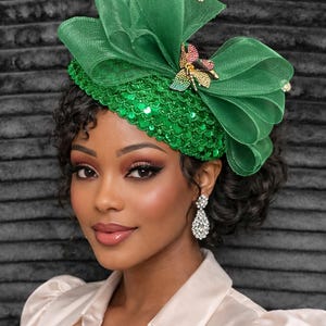 Sombrero tocado verde intenso, elegante sombrero de iglesia para mujer, sombrero Derby con lazo de malla y perlas, tocado para invitada de boda, sombrero llamativo