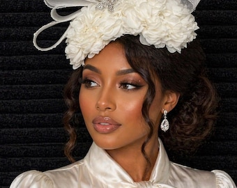 Elegante tocado blanco con pedrería para la iglesia y ocasiones especiales.