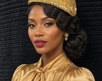 Elegante tocado con lentejuelas doradas: una pieza de lujo que marca la diferencia.