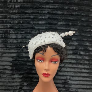 Sombrero tocado blanco, elegante sombrero de iglesia para mujer, sombrero Derby con lazo de malla y perlas, tocado para invitada de boda, sombrero llamativo