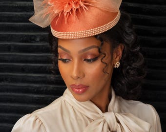Elegante tocado floral color melocotón – Sombrero de iglesia para mujer con ribete de perlas para bodas, carreras de caballos y fiestas de té.