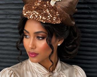 Cappello fascinator marrone cioccolato con paillettes e finiture di perle