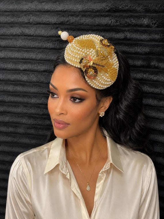 Elegant Gold and White Pearl Fascinator Hat for Women  display picture 2