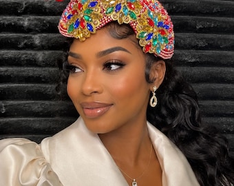 Luxe veelkleurige kristallen fascinatorhoed voor dames, handgemaakte kerkhoed, regenboogkleurige edelstenen Kentucky Derby-hoofdtooi, elegante fascinator voor een theekransje.