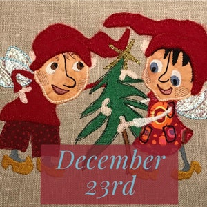 Peut inclure: Deux lutins rouges et blancs avec des ailes décorent un sapin de Noël vert. Le texte "December 23rd" est sous les figurines.