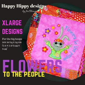 Puede incluir: Un cuadrado de tela rosa con un borde de patchwork colorido. En el centro, un diseño bordado de un conejo gris con gafas de sol y una corona de flores, sosteniendo flores. El texto "Flowers to the people" está bordado en el lado derecho del conejo. El texto "XLARGE DESIGNS" está en texto negro en la parte superior izquierda de la imagen. El texto "For the big hoops 20x 20/24 x 24 cm (7.9 x 7.9/9.44 x 9.44") está en texto negro en la parte inferior izquierda de la imagen.