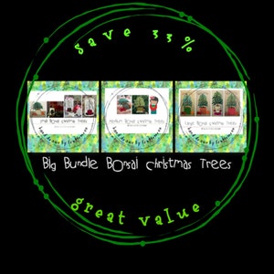 以下が含まれることがあります： 3つの異なるサイズ（小、中、大）の盆栽クリスマスツリーの手描きイラストのデジタルダウンロード。イラストは緑、赤、白の配色です。画像の周りに緑色の円の中に「Save 33%」というテキストが書かれています。画像の下に「Big Bundle Bonsai Christmas Trees」というテキストが書かれています。テキストの下に緑色の円の中に「Great Value」というテキストが書かれています。