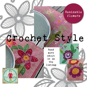 Peut inclure: Des sets de table de style crochet avec des fleurs rouges, roses et violettes. Les sets de table sont posés sur une table en bois avec une assiette grise mouchetée et des couverts. Le texte "Fleurs redimensionnables" et "En savoir plus dans la liste" est également inclus dans l'image.