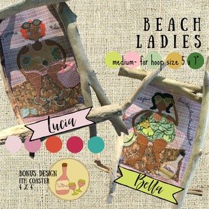 Könnte beinhalten: Zwei Stickmuster für einen 12,7x17,8 cm großen Rahmen mit Stranddamen namens Lucia und Bella. Die Designs sind im rustikalen Stil mit Kork- und Treibholz-Akzenten gehalten. Die Designs beinhalten ein Bonus-Untersetzer-Design mit einer Weinflasche und Gläsern.