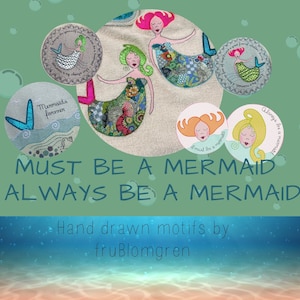 Puede incluir: Un diseño de bordado digital que presenta una colección de motivos de sirenas. Los diseños incluyen sirenas con cabello suelto, colas y conchas marinas. El texto "Must be a mermaid - Always be a mermaid!" se muestra en la parte inferior de la imagen. El texto "Hand drawn motifs by fruBlomgren" se muestra debajo del texto.