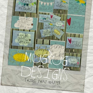 Könnte beinhalten: Eine Sammlung von 10 Stickmustern für einen 5x7-Hoop. Die Designs zeigen inspirierende Zitate wie "Feiere deine Fehler", "Sei eine Wildblume", "Wecke deine Träume", "Einfach wunderschön", "Finde dein inneres Kind" und "Originalität braucht Mut".