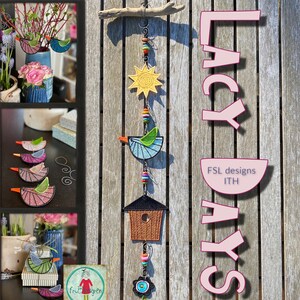 Puede incluir: Una decoración de pared colgante colorida con un pájaro, una casa, una flor, un sol y cuentas. El texto "Lacy Days FSL designs ITH" está en el lado derecho de la imagen.