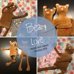 Op de afbeelding: Vier bruine teddyberen met geborduurde gezichten en harten. De beren zijn gerangschikt in een collage met de tekst "Beary Love Anna en Aksel - Softies ITH" in het midden.