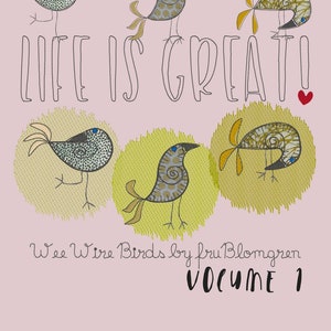 Könnte beinhalten: Ein rosa Hintergrund mit dem Text "Life is Great!" in Schwarz. Fünf stilisierte Vögel mit blauen Augen befinden sich auf dem Hintergrund. Die Vögel sind in verschiedenen Positionen und haben unterschiedliche Muster. Der Text "Wee Wire Birds by fru Blomgren VOLUME 1" befindet sich am unteren Rand des Bildes.