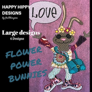 Op de afbeelding: Een bruin konijn dat een kleurrijk hippie-outfit en een zonnebril draagt, met een blauwe tas in zijn hand. Het konijn staat op een roze achtergrond met de tekst "LOVE" in een spreekballon boven zijn hoofd. De tekst "HAPPY HIPPY DESIGNS by fru Blomgren" staat in de linkerbovenhoek van de afbeelding. De tekst "Large designs 6 Designs" staat in de linkerbenedenhoek van de afbeelding. De tekst "FLOWER POWER BUNNIES" staat in de linkerbenedenhoek van de afbeelding.