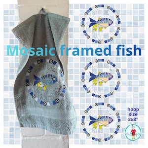Può includere: Un asciugamano in spugna azzurro con un ricamo circolare a mosaico raffigurante un pesce con limoni gialli e il testo a bit of... mallorca. Il design è mostrato in tre varianti con una dimensione del telaio di 20,32 x 20,32 cm.