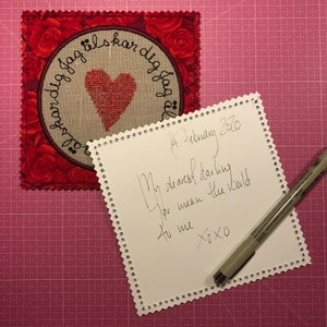 Quadratische DIY ITH Love Cards für Ihre Stickmaschine - 13 x 13 cm in 6 verschiedenen Sprachen + eine Karte mit Kreuzstichherzen