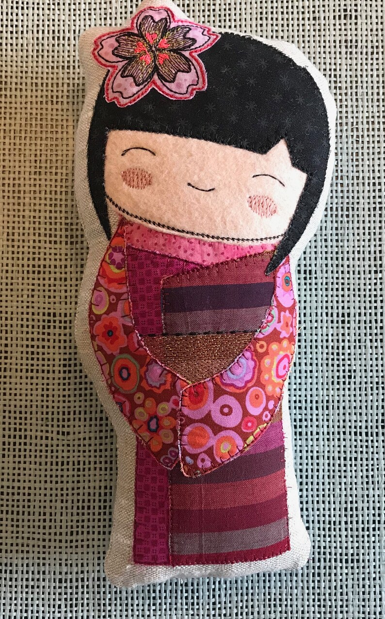 14 to 27 cm Kokeshi 4 sizes in 2 variants flower or butterfly KOKESHI Fabric DOLLS 8 designs Japanese inspired Appliqu\u00e9 Dolls ITH