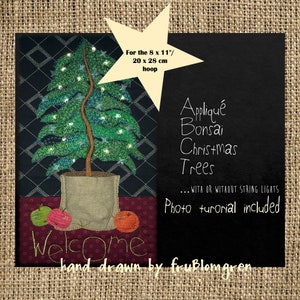 以下が含まれることがあります： ストリングライト付きまたはなしのアップリケ盆栽クリスマスツリー。写真チュートリアル付き。fruBlomgrenによる手描き。8 x 11"/ 20 x 28 cmのフープ用。