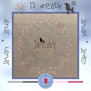Könnte beinhalten: Ein beigefarbener Leinenstoff mit einem blauen und weißen gestickten Kranzdesign. Der Kranz zeigt das Wort "Januar" in der Mitte und einen kleinen schwarzen Vogel. Der Stoff ist von einem blauen Rand umgeben und die Worte "12 Kränze" sind oben aufgedruckt.