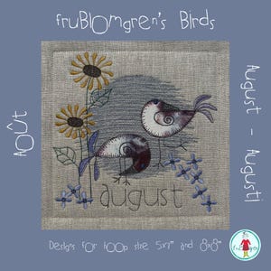 Könnte beinhalten: Ein quadratisches Leinenpaneel mit einer Stickerei von zwei stilisierten Vögeln, zwei Sonnenblumen und kleinen blauen Blumen. Der Text lautet fruBLOMgren's Birds, August, AÔut, August - Augusti und Designs for hoop size 5x7" and 8x8".