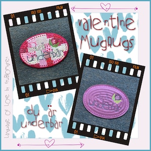 Puede incluir: Dos posavasos de tela rosa y rojo con texto bordado que dice "du är underbar", que se traduce como "eres maravilloso" en inglés. Los posavasos están sobre un fondo azul con corazones.