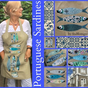 Könnte beinhalten: Eine beige Schürze mit einem Design aus blauen und weißen portugiesischen Sardinen. Die Schürze hat eine Tasche auf der linken Seite. Die Schürze ist mit einem blauen und weißen Fliesenmuster verziert. Der Text "Portuguese Sardines" ist vertikal auf der linken Seite des Bildes geschrieben. Der Text "by fruBlomgren" ist in der rechten unteren Ecke des Bildes geschrieben.