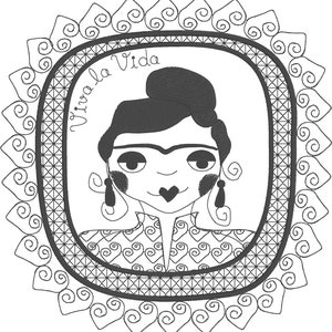 Puede incluir: Ilustraci&oacute;n en blanco y negro de una mujer con una nariz en forma de coraz&oacute;n y un mo&ntilde;o en el pelo. La mujer lleva una camisa estampada y pendientes. La imagen est&aacute; enmarcada con un borde decorativo y el texto "Viva la Vida" est&aacute; escrito sobre la cabeza de la mujer.