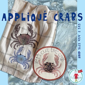 Könnte beinhalten: Applizierte Krabben-Designs auf einem beige-weiß karierten Stoff. Die Designs umfassen eine große braune Krabbe, eine blaue Krabbe und einen runden Aufnäher mit einer Krabbe und dem Text "let's cut the crab". Stickrahmen-Größe 4x4" & 5x5".