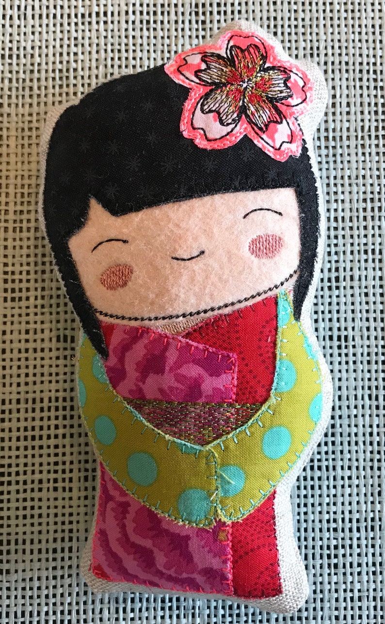 14 to 27 cm Kokeshi 4 sizes in 2 variants flower or butterfly KOKESHI Fabric DOLLS 8 designs Japanese inspired Appliqu\u00e9 Dolls ITH