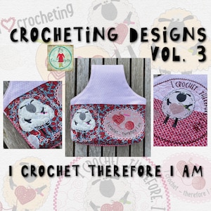 Könnte beinhalten: Eine Häkeltaschen mit einem hellvioletten Griff und einem roten, floral gemusterten Körper. Die Tasche zeigt ein gesticktes Schafdesign und den Text "I crochet therefore I am". Die Worte "Crocheting Designs Vol. 3" sind ebenfalls sichtbar.
