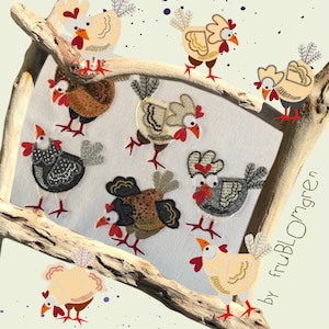 Może przedstawiać: Kolekcja dziewięciu kolorowych kur z patchworku, każda z unikalnym wzorem i osobowością, jest prezentowana na rustykalnej drewnianej ramie. Kury są wykonane z resztek tkanin i mają kapryśny, ludowy styl. Rama jest ozdobiona białym tłem i fioletowymi kropkami. Tekst "by fruBlomgren" jest napisany czarnym kolorem na ramie.