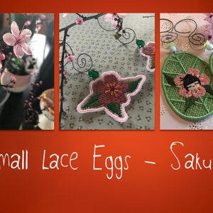 Op de afbeelding: Drie handgemaakte kanten eieren versierd met roze en groene bloemenborduursels. De eieren hangen aan een tak met roze bloesems. De tekst "Small Lace Eggs - Sakura" staat onder de afbeelding.