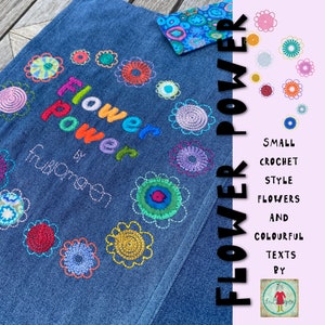 Könnte beinhalten: Eine Denim-Tragetasche mit bunten gehäkelten Blumen und dem Text "Flower Power" in Regenbogenfarben. Die Tasche ist mit dem Text "by Fruition Green" verziert.