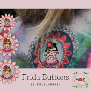 Puede incluir: Un parche bordado colorido con Frida Kahlo con una flor en el pelo. El parche está rodeado de una flor rosa con un centro amarillo. El texto "Frida Buttons" y "By Frublomgren" está debajo del parche.