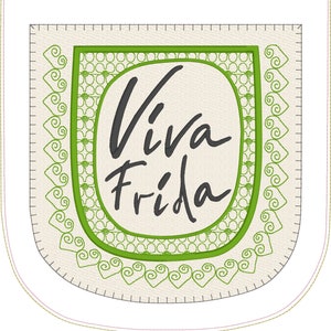 Puede incluir: Un parche bordado verde y blanco con el texto "Viva Frida" en letras cursivas negras.