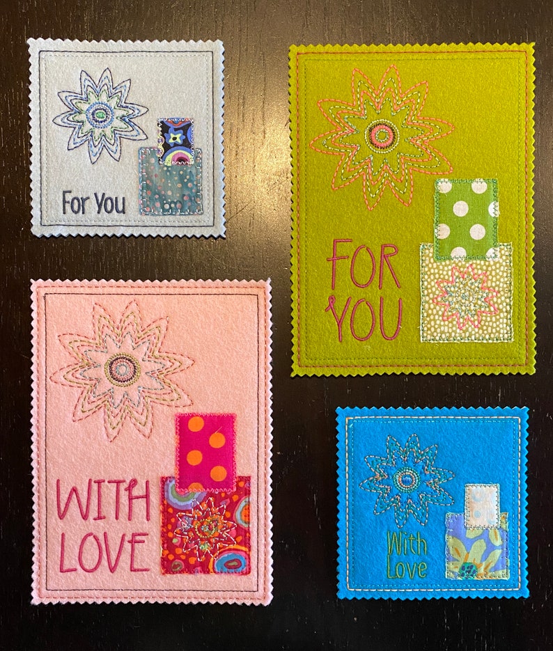 Puede incluir: Cuatro tarjetas de fieltro hechas a mano con dise&ntilde;os de flores cosidos y recortes de tela. Las tarjetas dicen "Para ti", "Para ti", "Con amor" y "Con amor".